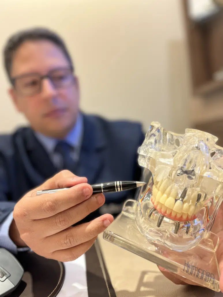 Dr. Fabricio é especialista em cirurgia bucomaxilofacial, sempre buscando o melhor para os pacientes
