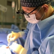 Dr. Fabrício Magalhães realizando cirurgia Bucomaxilofacial