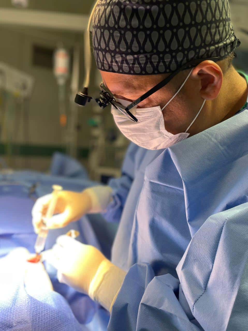Dr. Fabrício Magalhães realizando cirurgia Bucomaxilofacial
